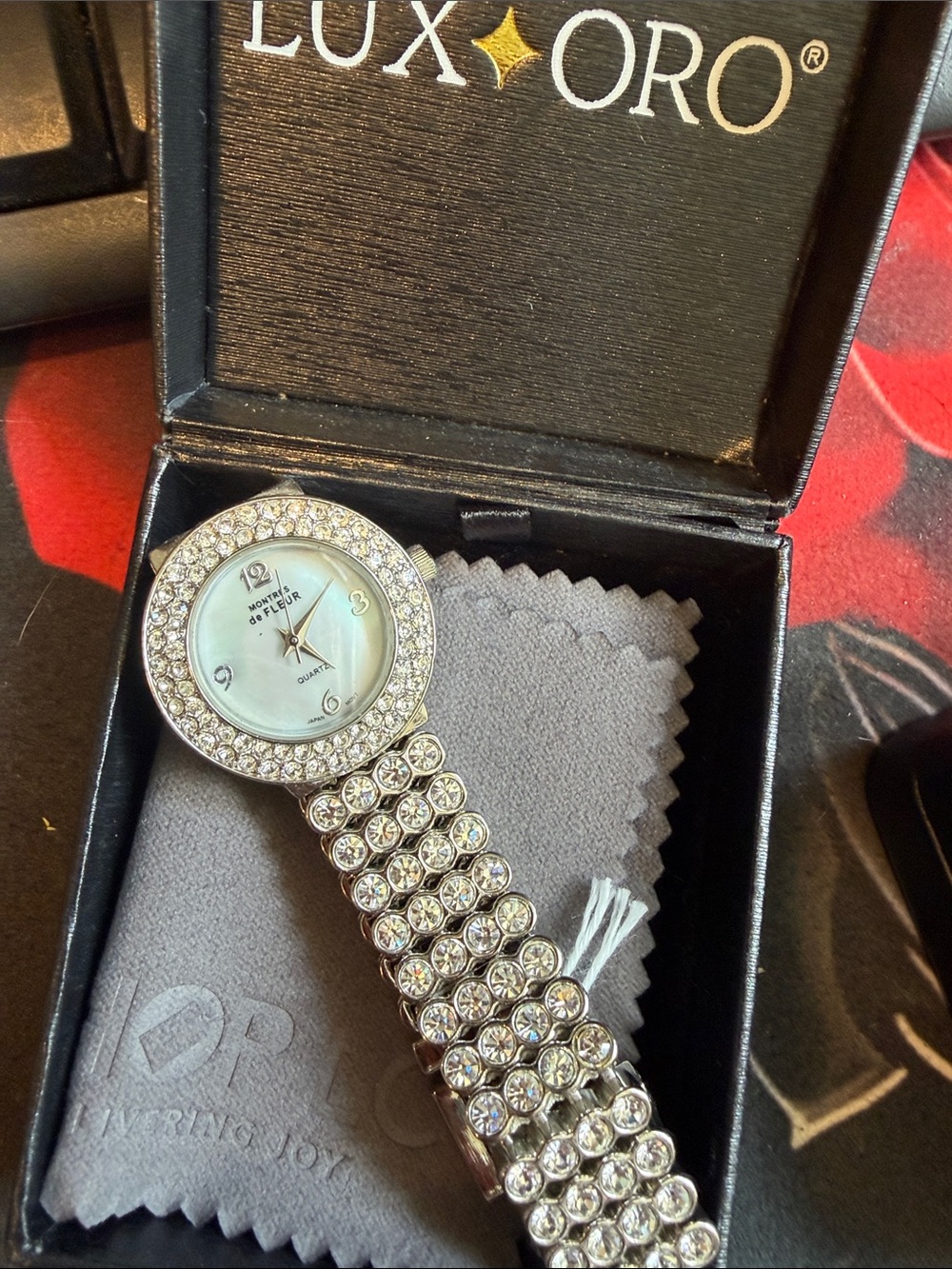 Montres de FleurSilvertone Watch with Rhinestone Band